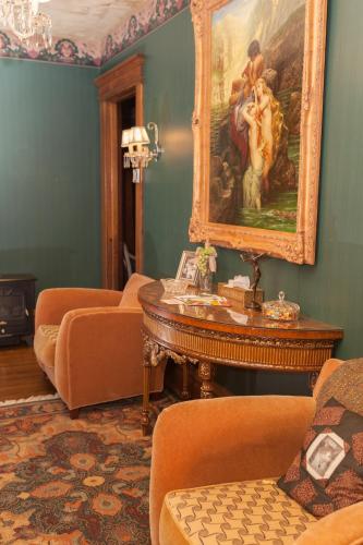 Χώρος καθιστικού στο South Broadway Manor B&B - Near Fallingwater, Ohiopyle State Park, Hiking & Biking trails GAP