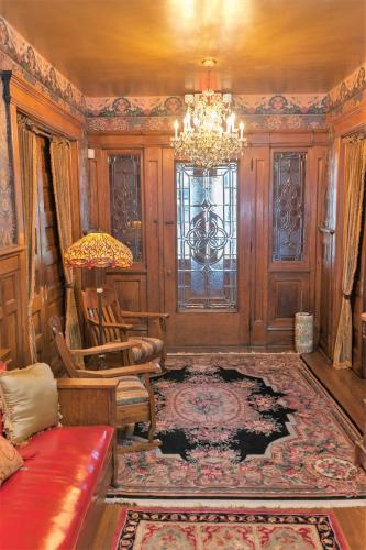 Χώρος καθιστικού στο South Broadway Manor B&B - Near Fallingwater, Ohiopyle State Park, Hiking & Biking trails GAP