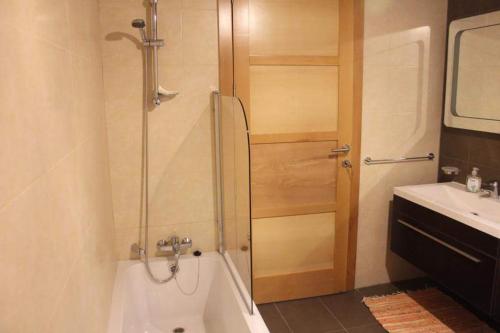 y baño con ducha, bañera y lavamanos. en Penthouse view en Qbajjar