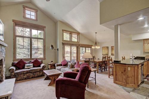 sala de estar amplia con sofá y mesa en Mountain Thunder Lodge, en Breckenridge