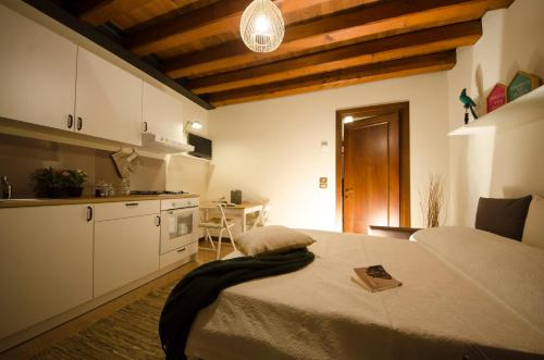 una cucina e una camera con un letto di Il Salice a Treviso