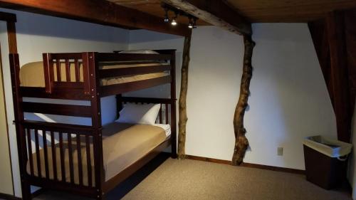 Divstāvu gulta vai divstāvu gultas numurā naktsmītnē Tree House- Walk to Mammoth Village