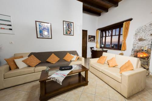 Гостиная зона в Pericles Beach Villa