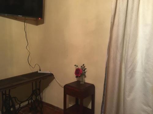 a room with a vase of flowers on a table at Hostal Doña Carlota Hotel in Cuatrociénegas de Carranza