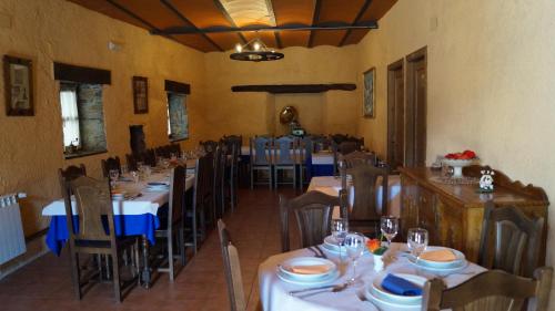 
a dining room filled with tables and chairs at La Artesana in Posada de Rengos
