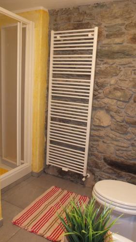 un toallero en la pared junto a un inodoro en Maison de la Place, en Doues