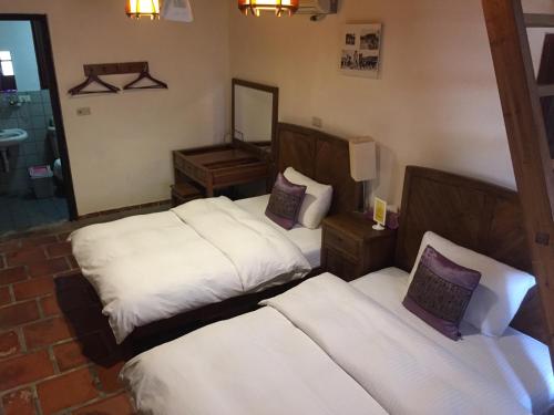 1 Schlafzimmer mit 2 Betten und einem Spiegel in der Unterkunft No. 86 Homestay of Shuitou in Jincheng