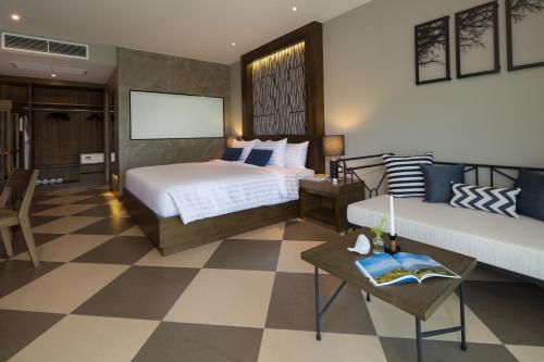 七岩的住宿－華欣珊瑚樹別墅，一间卧室设有两张床,铺有一个 ⁇ 板地板