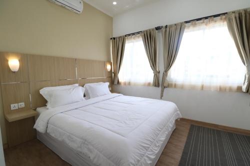 Säng eller sängar i ett rum på Diyar Villas Puncak K3/2A