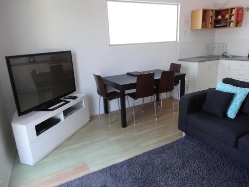 TV a/nebo společenská místnost v ubytování Archipelago Apartments Esperance