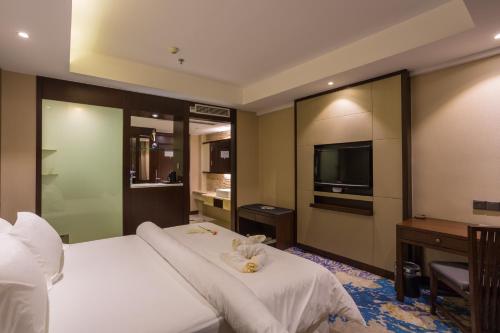 a hotel room with two beds and a television at Metropolo Jinjiang Xuzhou Railway Station Suning Plaza Chudu in Xuzhou