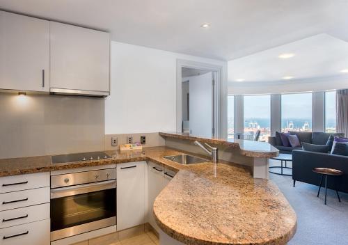 Kuchyň nebo kuchyňský kout v ubytování Avani Metropolis Auckland Residences