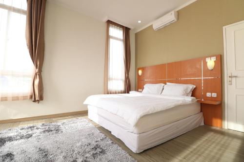 Un pat sau paturi într-o cameră la Diyar Villas Puncak K3/9