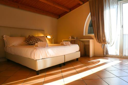 Un pat sau paturi într-o cameră la Hotel Augustus