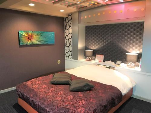 um quarto com uma cama com duas almofadas em Hotel Plage (Adult Only) em Yokohama