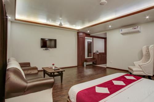 Uma área de estar em Hotel The Royal Krishna