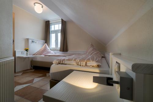 1 dormitorio con 2 camas y ventana en Villa Luv & Lee, en Graal-Müritz