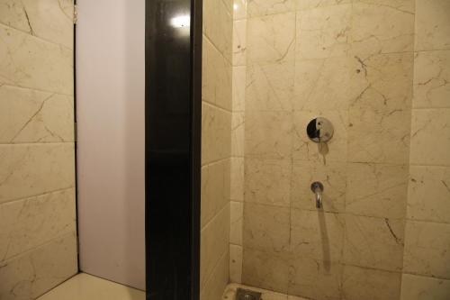 Hotel Sham Suman, Kolhapur- Opposite To Mahalaxmi Templeにあるバスルーム