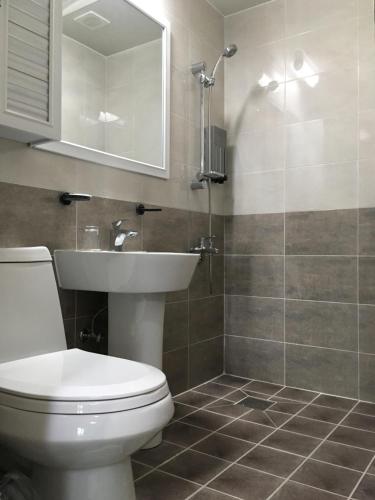 Un baño de Hotel Joy near Camp Humphres