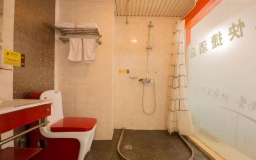 La salle de bains est pourvue d'une douche, de toilettes et d'un lavabo. dans l'établissement Thank Inn Chain Hotel Sichuan Nanchong, à Nanchong