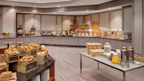 a cafeteria with aasteryasteryasteryasteryasteryasteryasteryasteryasteryasteryasteryastery at Bilderberg Bellevue Hotel Dresden in Dresden