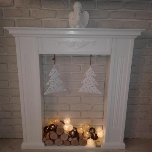 Przystań parking ogródek blisko jeziora i mariny dla jachtów