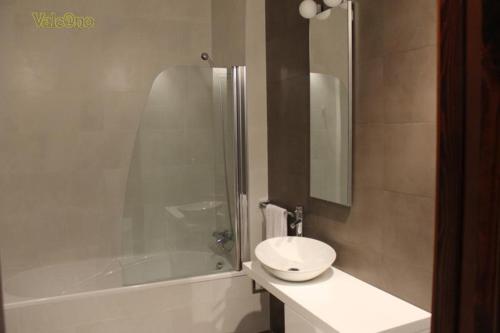 y baño con lavabo, aseo y ducha. en Hotel-Restaurante Casa Blava Alzira, en Alzira