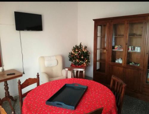 Una habitación con una mesa con una computadora portátil encima. en Casa Laguna Venezia, en Lido de Venecia