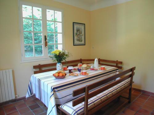 a table with a bowl of fruit on it at Chambres d'Hôtes Haitz Ondo in Hasparren