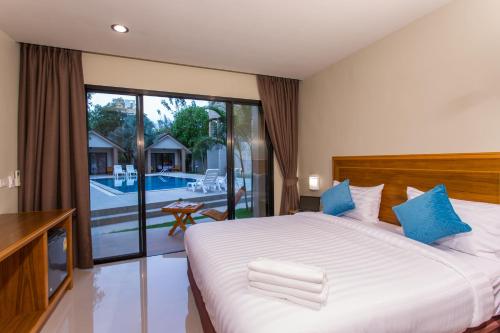 Кровать или кровати в номере Light Khao Lak Resort