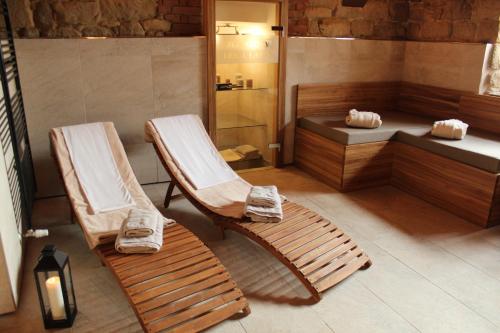 a spa room with two chairs and a tub at Lesní penzion Bunč in Jankovice