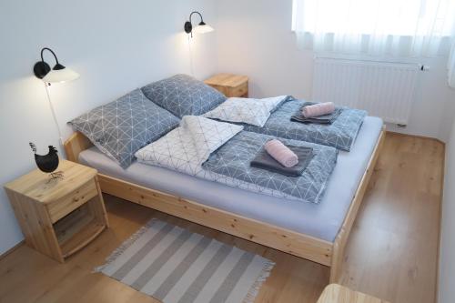 Кровать или кровати в номере Aramis 3 Apartments