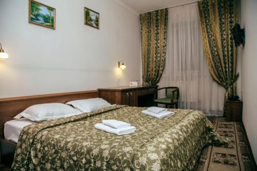 ヴヌーコヴォにあるUyut Vnukovo Hotelのホテルルーム ベッド1台(タオル2枚付)