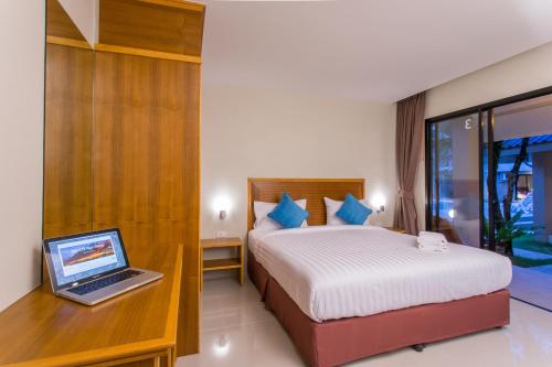 Postel nebo postele na pokoji v ubytování Light Khao Lak Resort