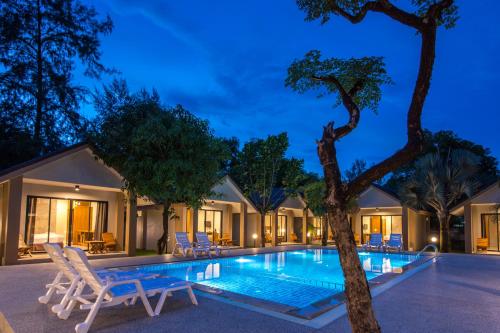 Bazén v ubytování Light Khao Lak Resort nebo v jeho okolí
