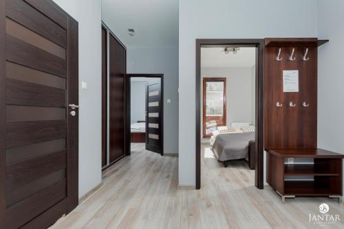 Posteľ alebo postele v izbe v ubytovaní Jantar Apartamenty Lighthouse Port Kołobrzeg