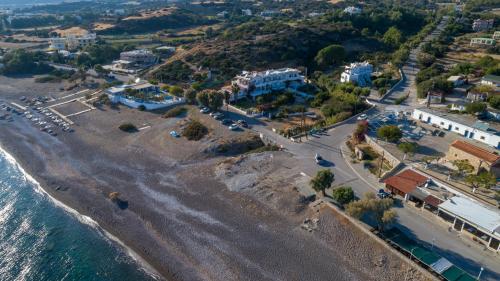 uma vista aérea de uma praia perto da água em Corafili Holiday Suites em Kiotari