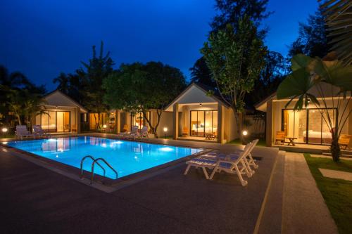 Bazén v ubytování Light Khao Lak Resort nebo v jeho okolí