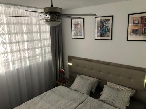 マスパロマスにあるYumbo Apartmentsのベッドルーム1室(ベッド1台、シーリングファン付)