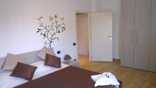 una camera da letto con un letto con una pianta sul muro di Appartamento Ca' Lela a Marghera