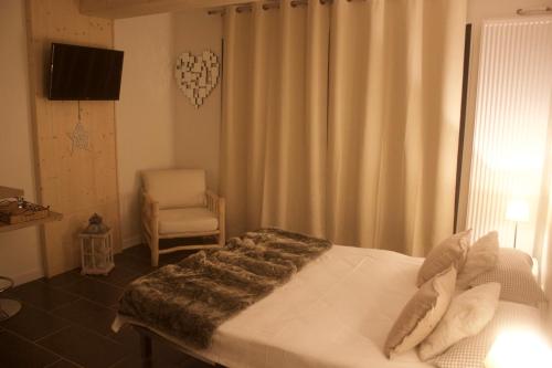 パッシーにあるle studioのベッドルーム(白いベッド1台、椅子付)