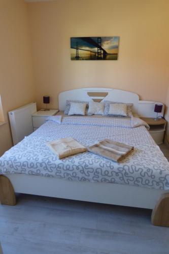 ブワディスワボボにあるImbirのベッドルーム1室(白いベッド1台、タオル2枚付)