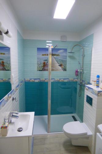ブワディスワボボにあるImbirのバスルーム(シャワー、トイレ、シンク付)