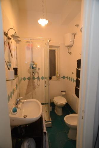 A bathroom at Puteoli Rooms