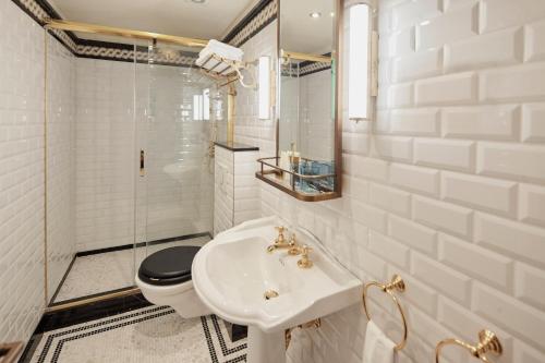 Kylpyhuone majoituspaikassa Callas House