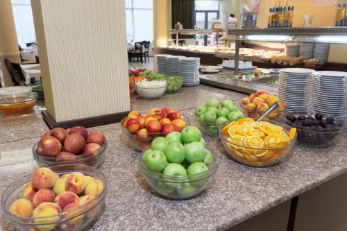 een bos fruitschalen op een toonbank bij Hotel Rеgina - Golden Sands All Inclusive in Goudstrand