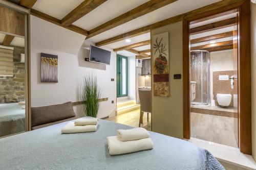 Posteľ alebo postele v izbe v ubytovaní Reval Luxury Stone house apartments****
