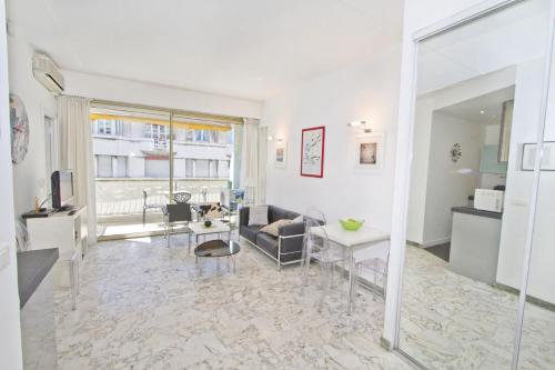 un salon avec un canapé et une table dans l'établissement PROMENADE HOLIDAY - PALATIN & SEA, à Nice