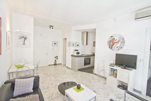 un salon avec un canapé et une télévision dans l'établissement PROMENADE HOLIDAY - PALATIN & SEA, à Nice