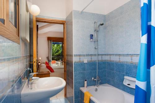 La salle de bains est pourvue d'une baignoire, d'un lavabo et d'une baignoire. dans l'établissement Panareti Coral Bay Resort, à Coral Bay